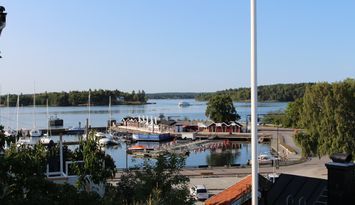 Centrala Vaxholm med utsikt över hamnen och havet