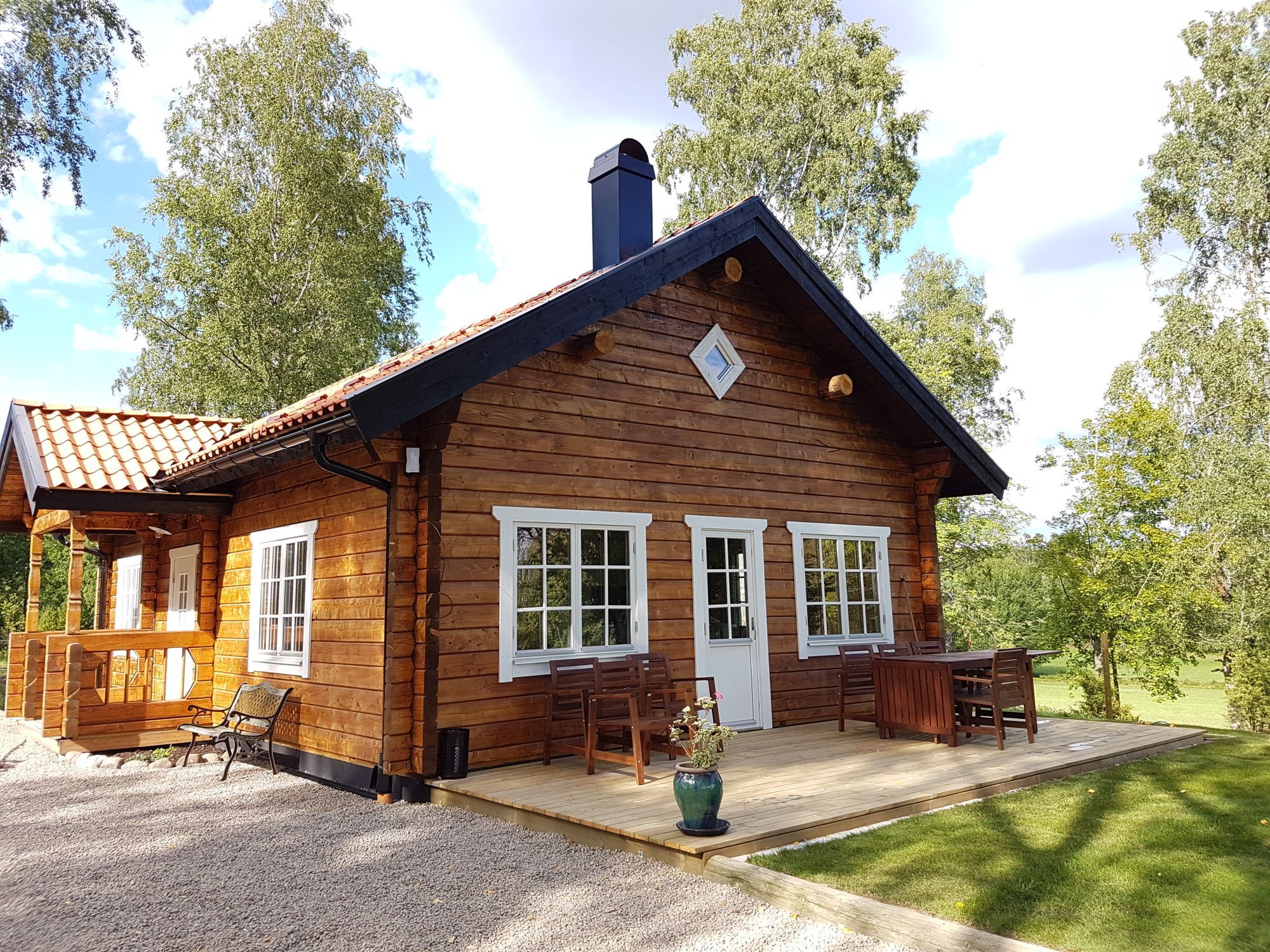 Timmerstuga i naturskön miljö – bild 2 av 12