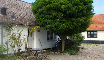 Hus vid hamnen i Skillinge, Österlen