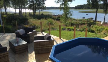 Lovely cottage beside Lake Vänern