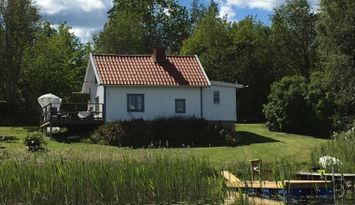 Summer cottage by the lake Sommen