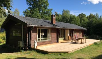 Timmerstuga vid sjö