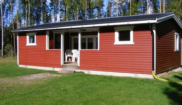 Fin stuga med sjönära och ostört läge
