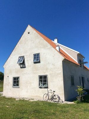 Gotländskt stenhus med havsutsikt