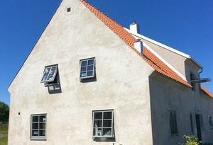 Gotländskt stenhus med havsutsikt