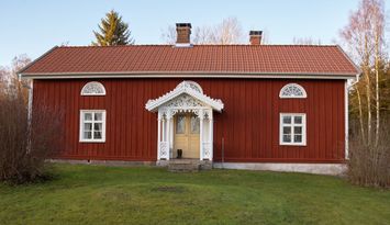 Nyrenoverad 1800-tals gård med två boningshus
