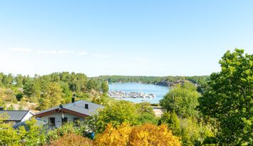 Fräscht fritidshus med gäststuga & havsutsikt!