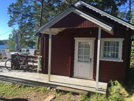 Havsnära skärgårdsstuga. Laddning el-bil