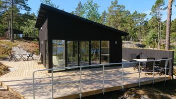 Kvarnsand’s beach lodges in Grisslehamn