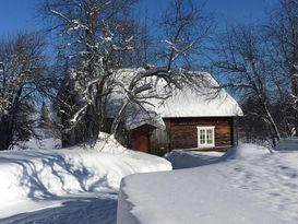 Altes haus nähe die berge