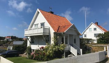 Härligt rymligt sommarhus med sjöbod.