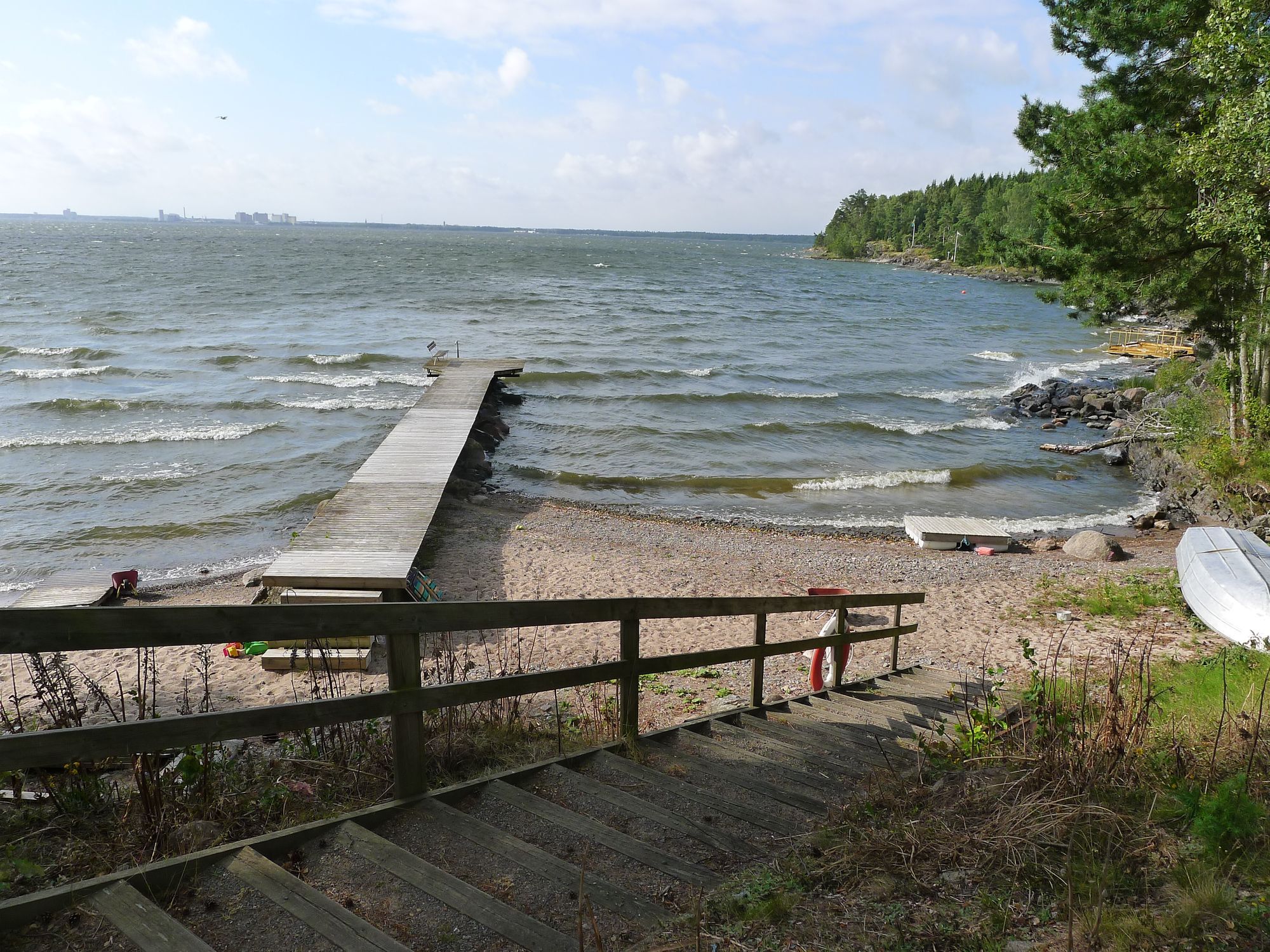 Sommarstuga ett stenkast från Vänern