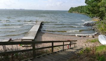 Sommarstuga ett stenkast från Vänern