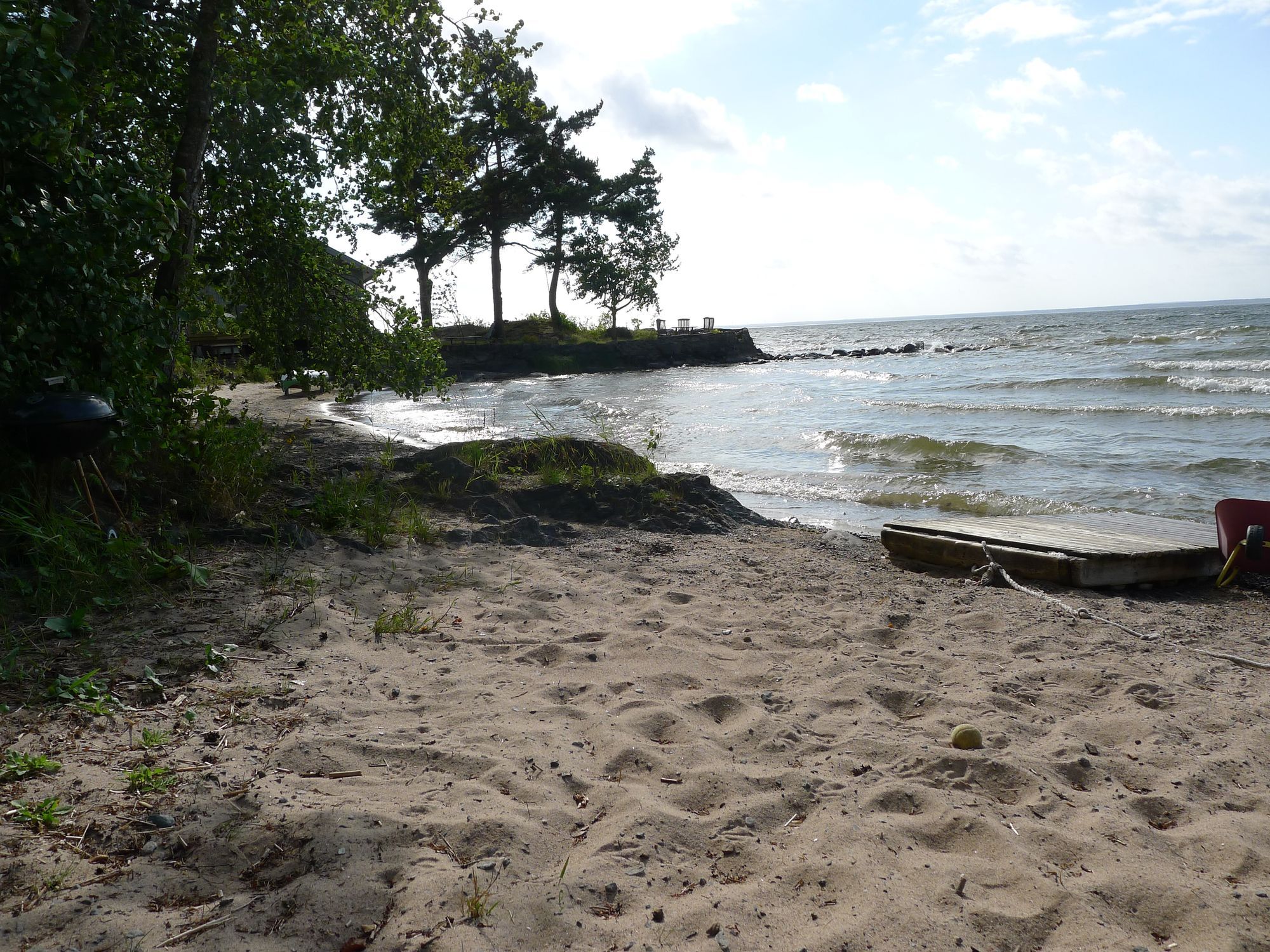 Sommarstuga ett stenkast från Vänern – bild 2 av 24