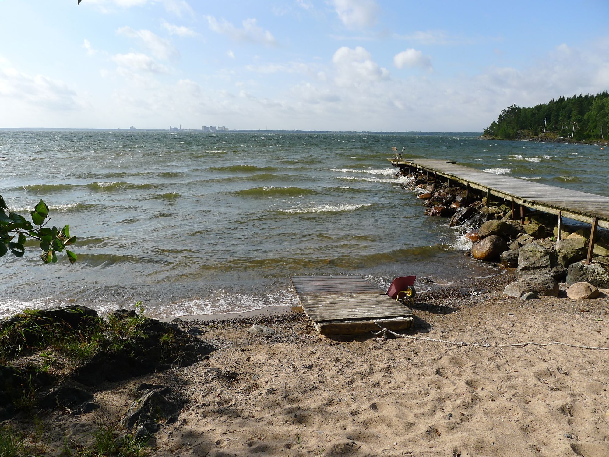 Sommarstuga ett stenkast från Vänern – bild 20 av 24