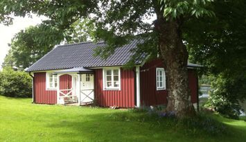 Stuga vid Fegensjöns strand