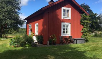 Mysig timmerstuga i kulturmiljö nära Växjö