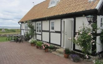 Vackert korsvirkeshus, havsutsikt nära bad