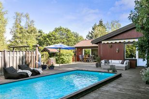 Villa with heated pool in the archipelago
