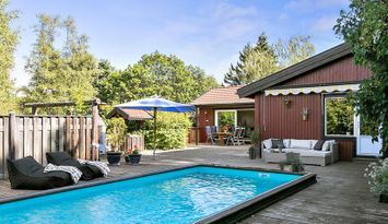 Villa med uppvärmd pool och strandnära på Vindö