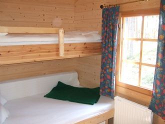 Heleneborgs Gård, timrad åretruntstuga – bild 5 av 7