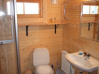 Heleneborgs Gård, timrad åretruntstuga – bild 6 av 7