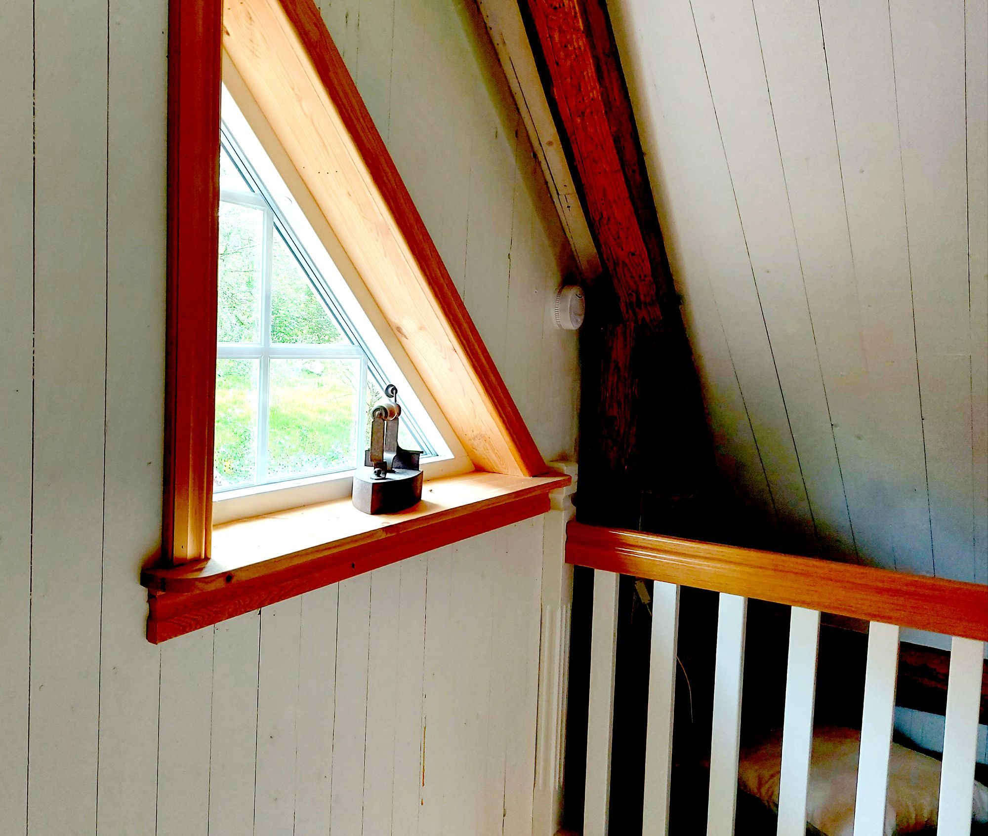 Hus med själ & charm. Egen strand, brygga, båt. – bild 17 av 22