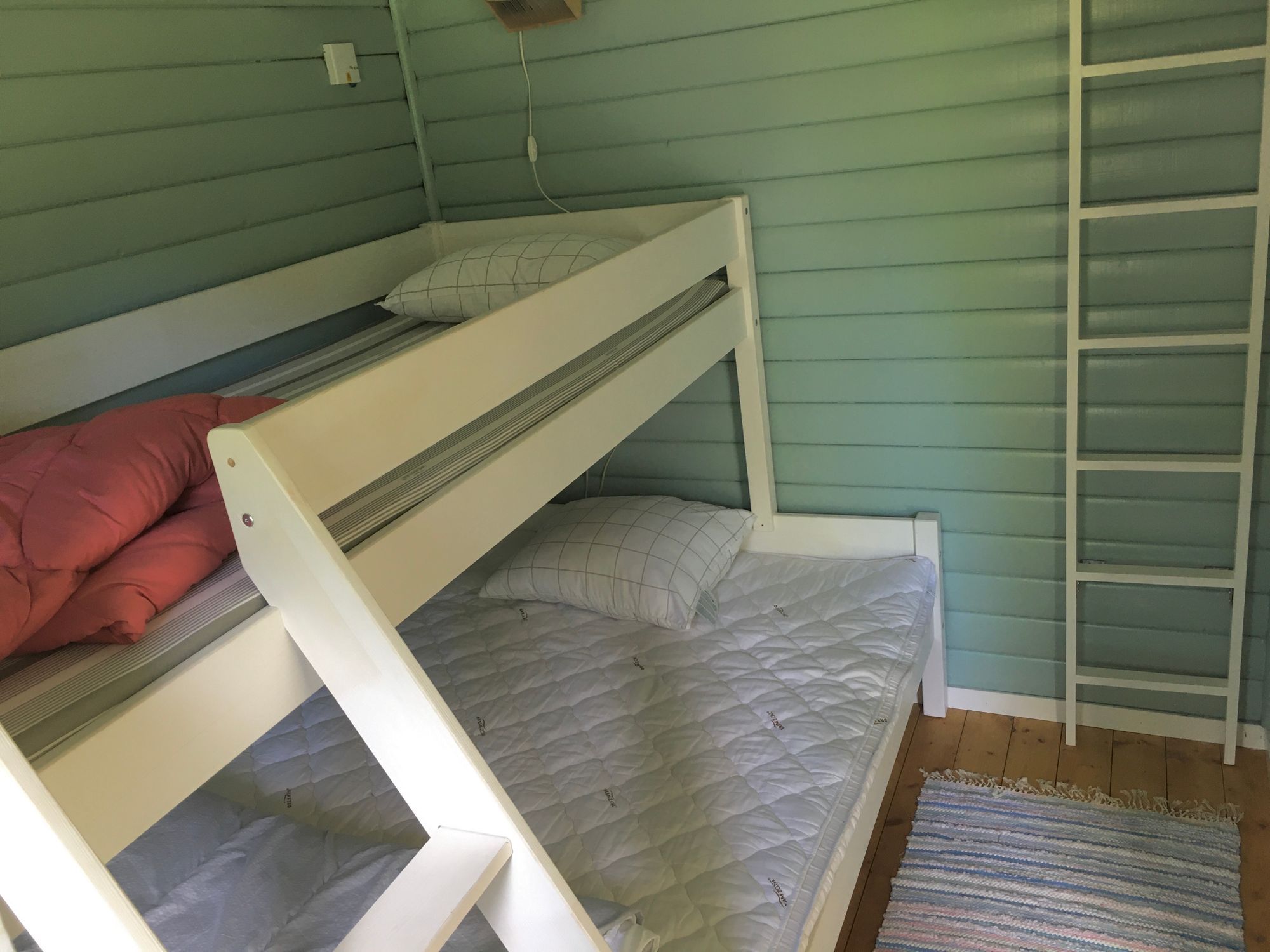 Mysigt soldattorp vid bad och fiskesjö – bild 7 av 15