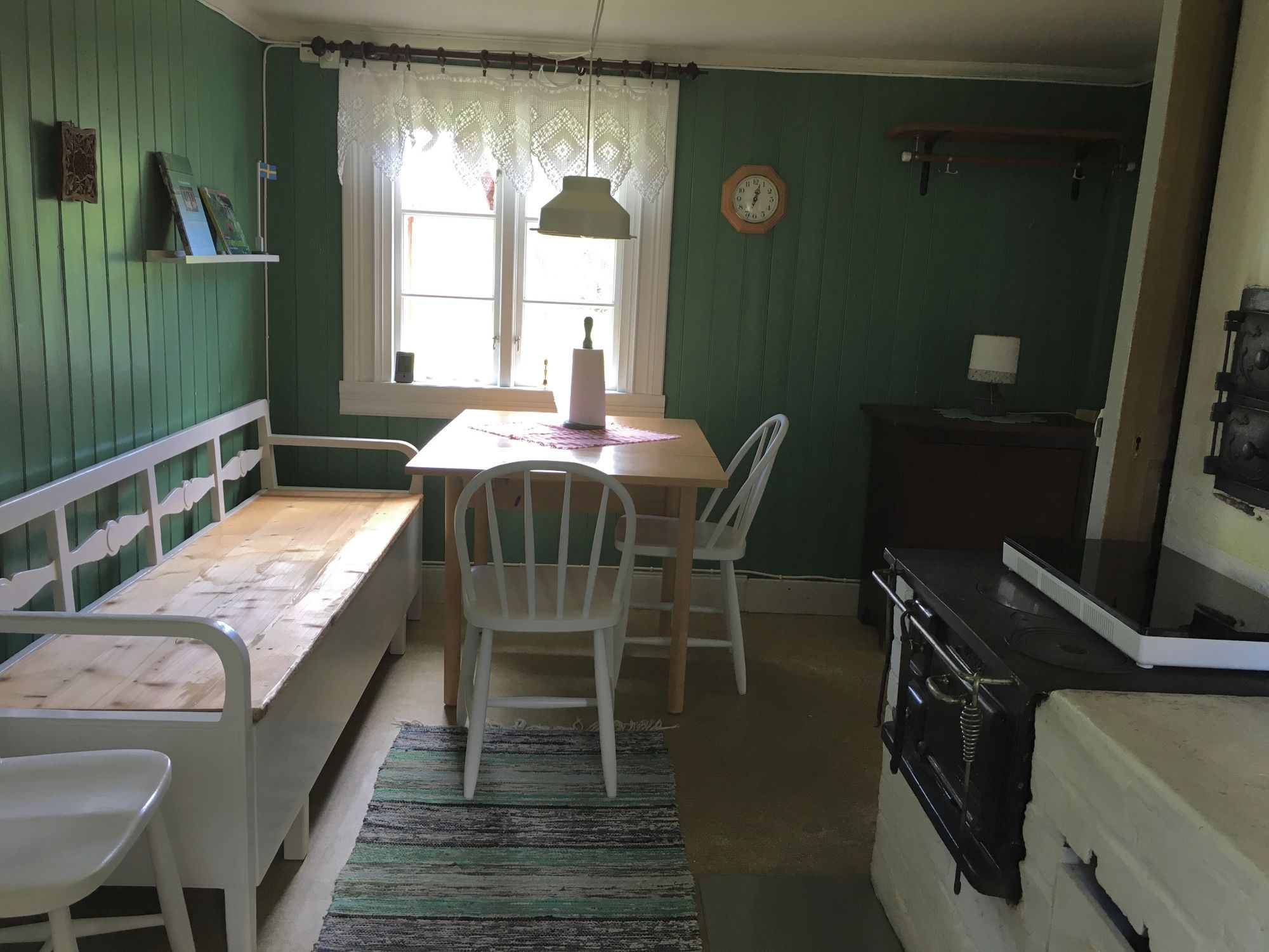 Mysigt soldattorp vid bad och fiskesjö – bild 10 av 15