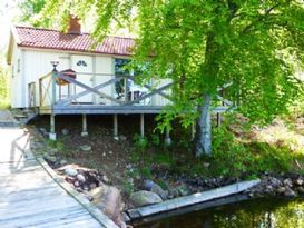 Small and cosy cottage by Lake Helgasjön