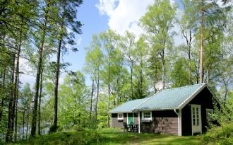 Mysig stuga i skogen - sjötomt egen brygga + båt