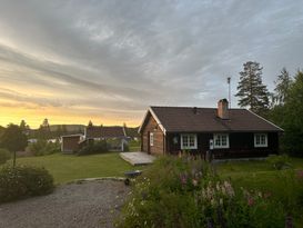 Mysig timmerstuga vid Milsjön/Järvsö