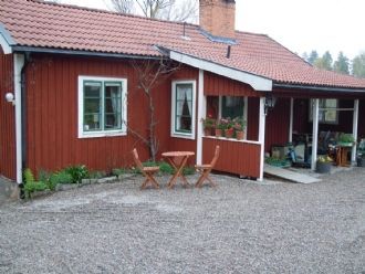 Stuga i naturreservat intill kanotled och badsjö