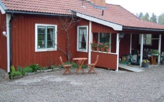 Stuga i naturreservat intill kanotled och badsjö