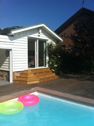 Liten stuga  i Mölle med pool – bild 2 av 7