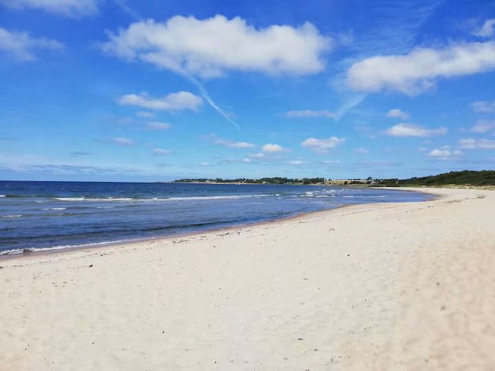 Nära bad och vacker lugn strand