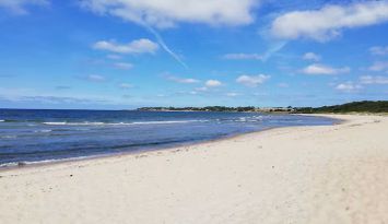 Nära bad och vacker lugn strand
