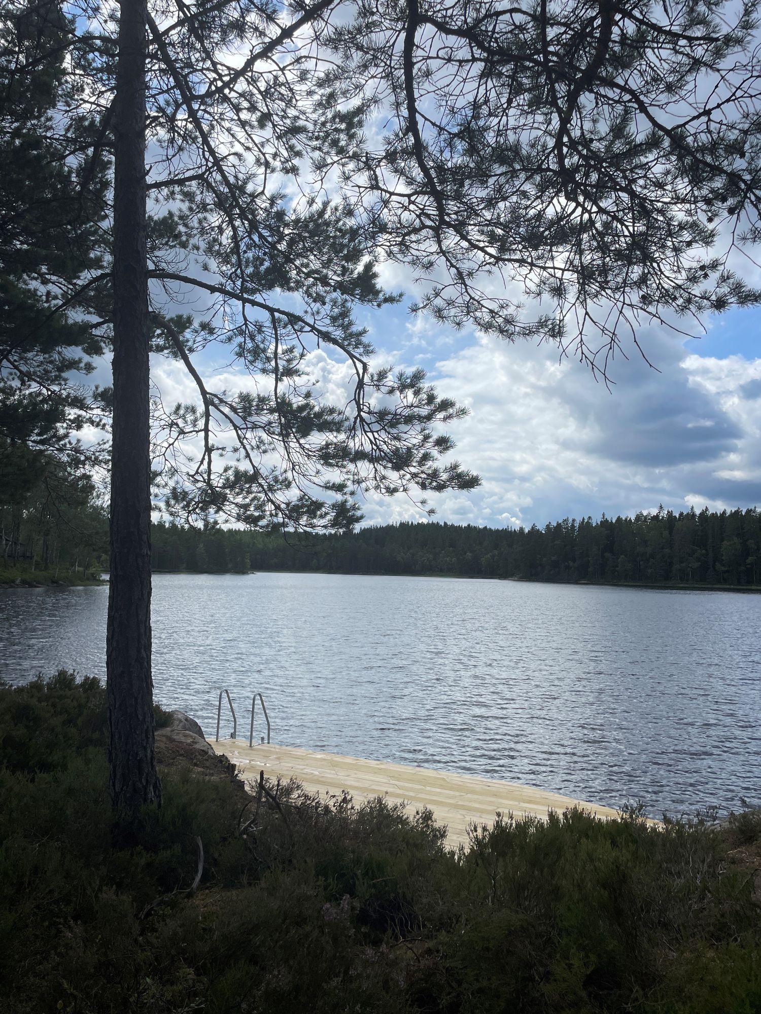 Mysig stuga med sjöutsikt och egen brygga. – bild 13 av 19