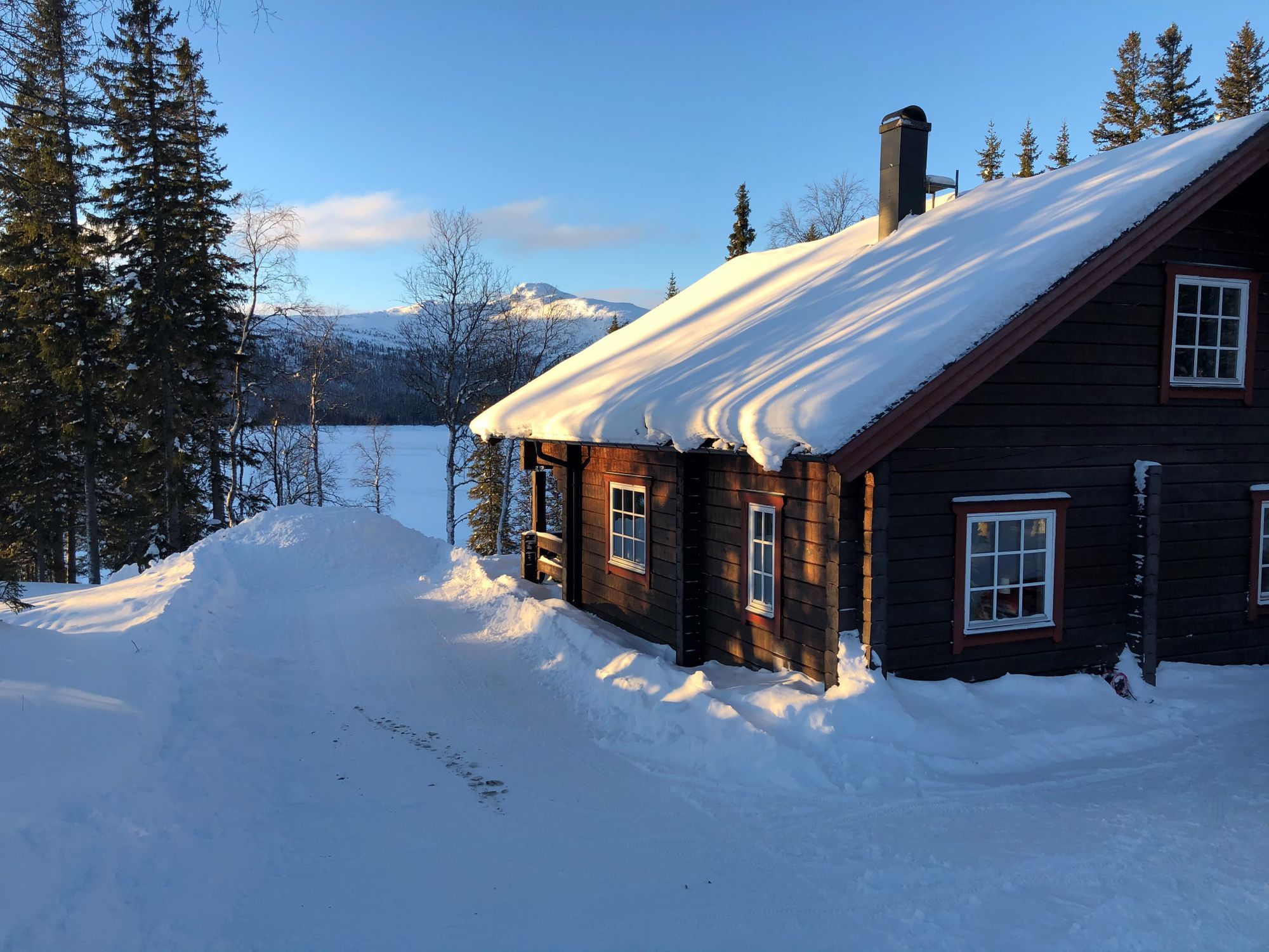 Genuin fjällstuga i bra läge 8+2 bäddar, 110 kvm
