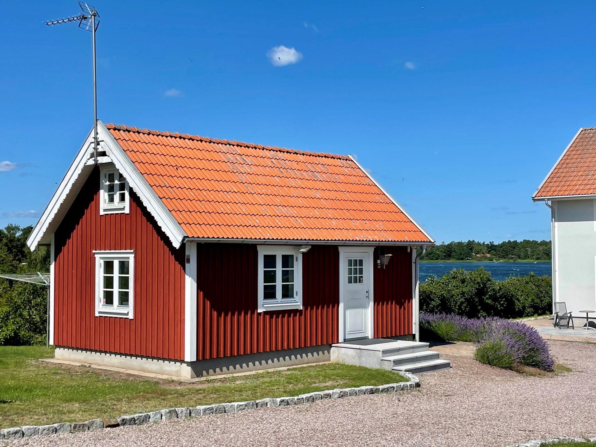 Stuga med havsutsikt på strandtomt vid Kalmarsund – bild 3 av 22