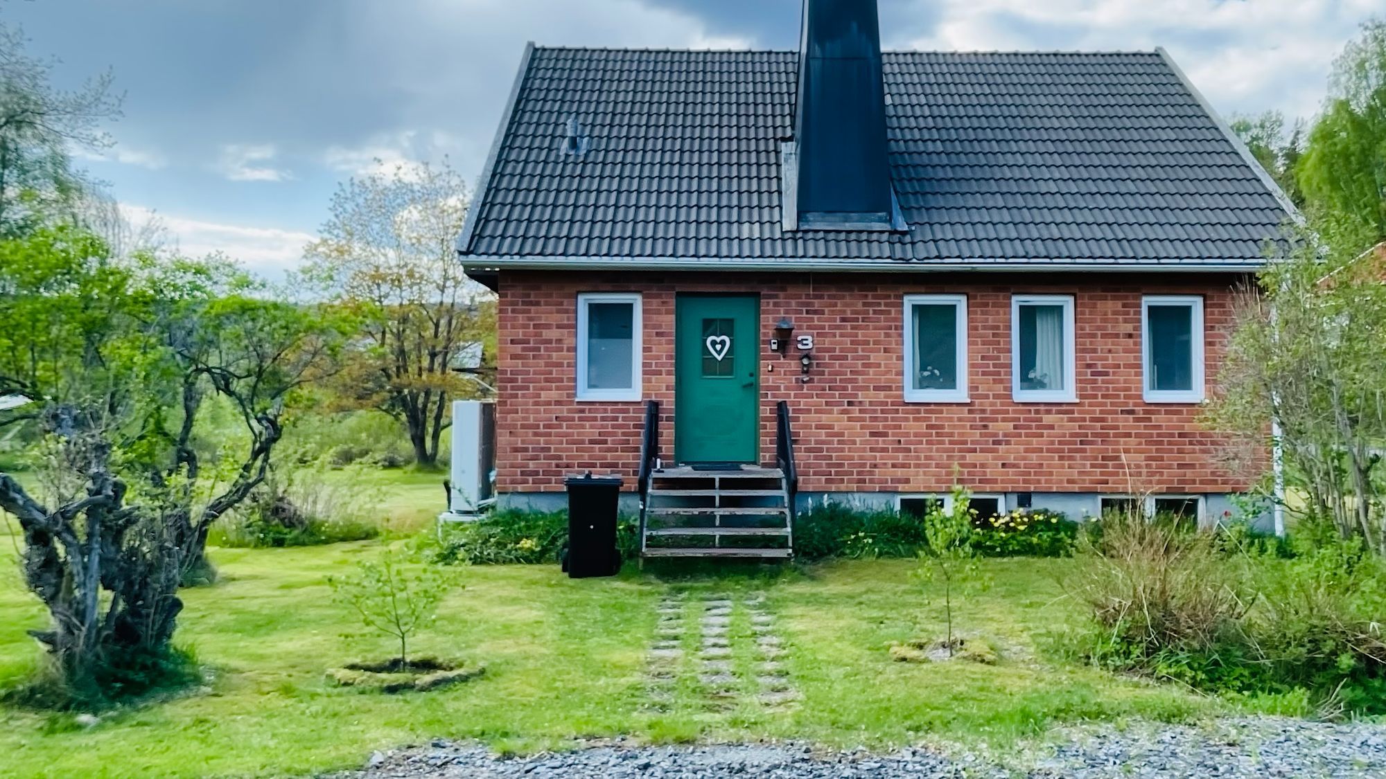 Charmigt Semesterhus med bastu och trädgård