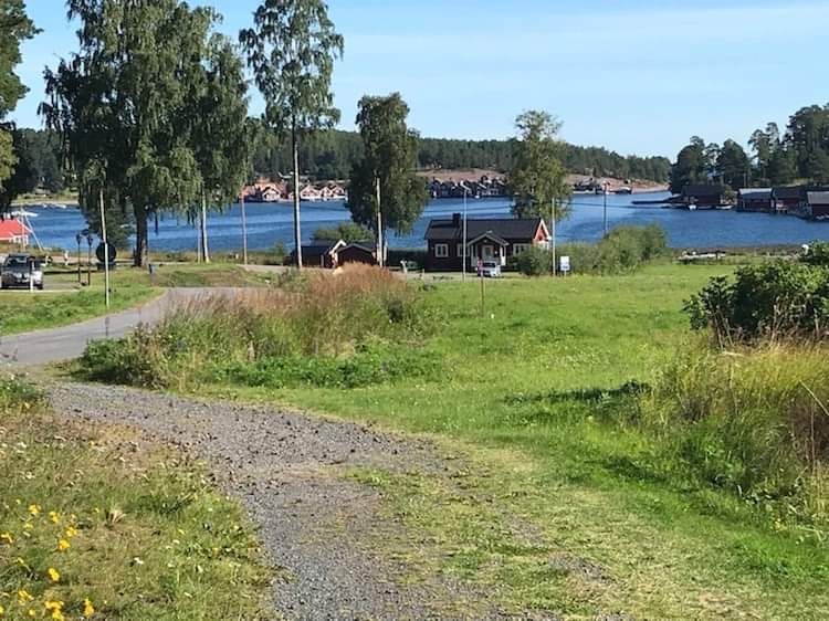 Fin stuga med utsikt över Norrfällsviken
