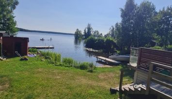 Stuga med egen sandstrand, bastu, brygga.