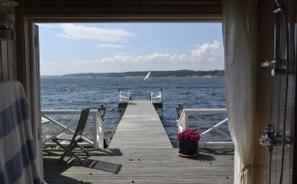 Fantastiskt sjöställe med udde, bryggor, orangeri