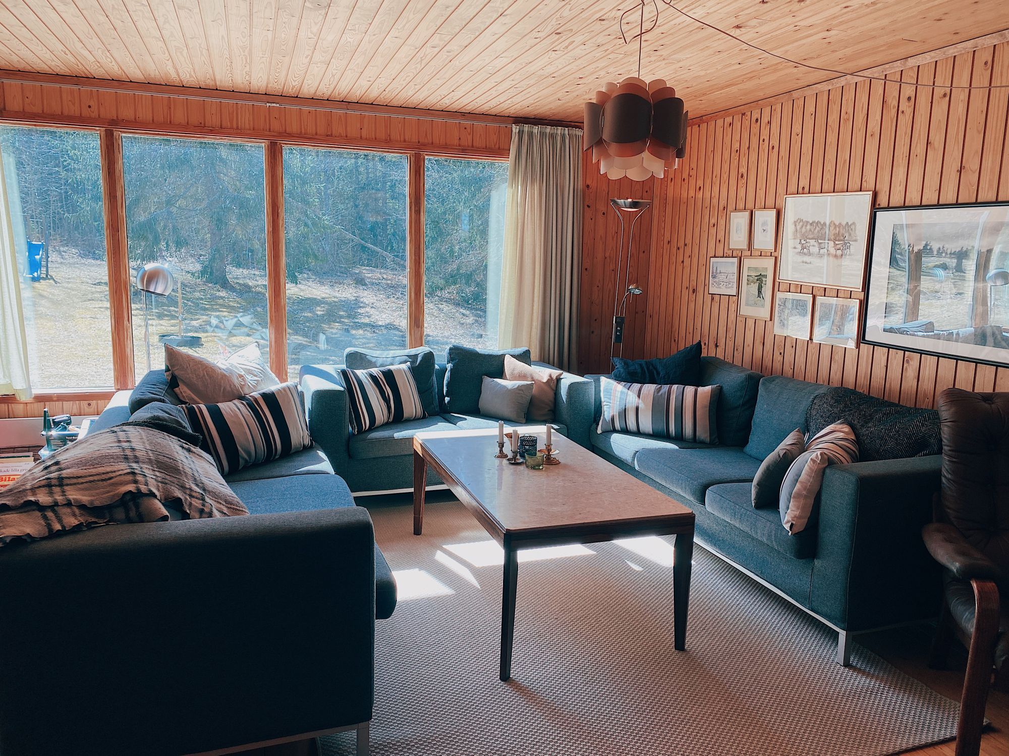 Idylliska stuga vid en sjö mitt i skogen – bild 16 av 24