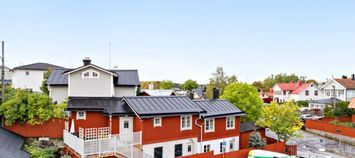 Mysigt rött hus i centrala Vaxholm