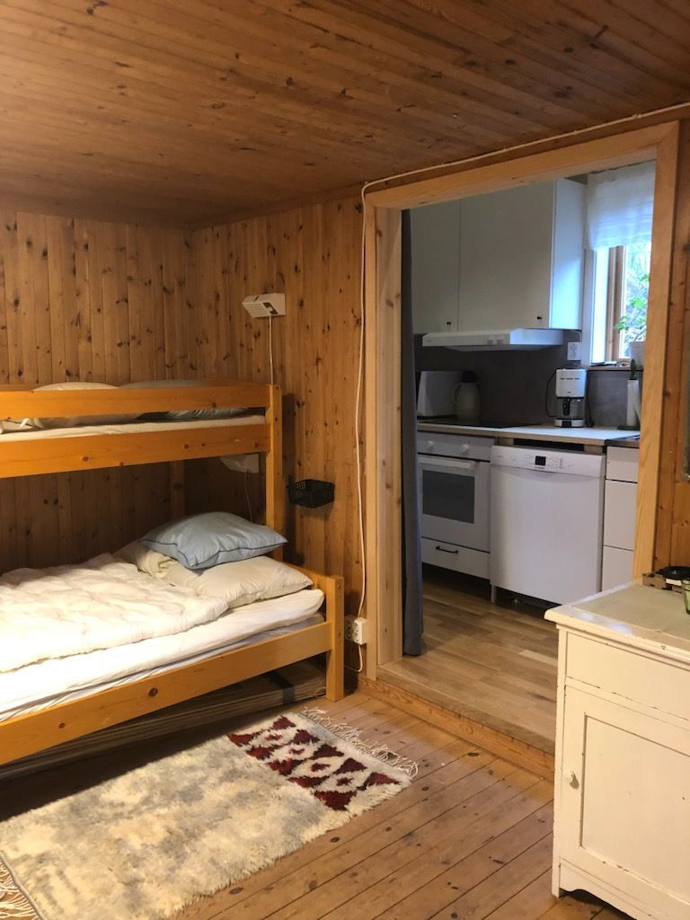 Liten stuga på standen av insjö – bild 9 av 14
