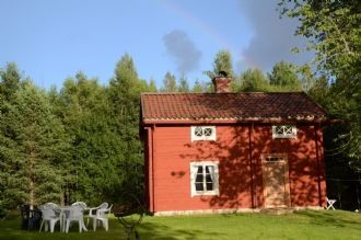 Mysig timmerstuga vid vattenspegel – bild 19 av 19
