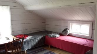 Mysig timmerstuga vid vattenspegel – bild 12 av 19