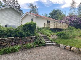 Stuga på naturtomt med gångavstånd till havet